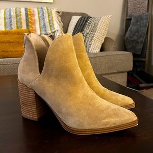 Steve Madden Cedar Bootie in color Tan Suede👢Size 8 Women’s. Like new!